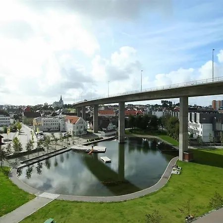 Spacious Waterfront With Free Parking - Upgraded 2024 Apartment Stavanger