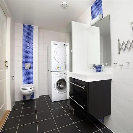 Spacious Waterfront With Free Parking - Upgraded 2024 Apartment